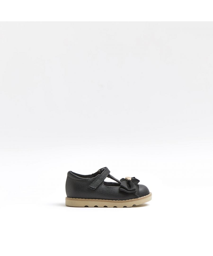 > Brand: River Island> Department: Girls> Colour: Black> Type: Casual> Style: Mary Jane> Material Composition: Upper: Leather, Sole: Plastic> Material: Leather> Upper Material: Leather> Occasion: Casual> Season: SS22> Closure: Hook & Loop> Toe Shape: Round Toe> Shoe Shaft Style: Low Top