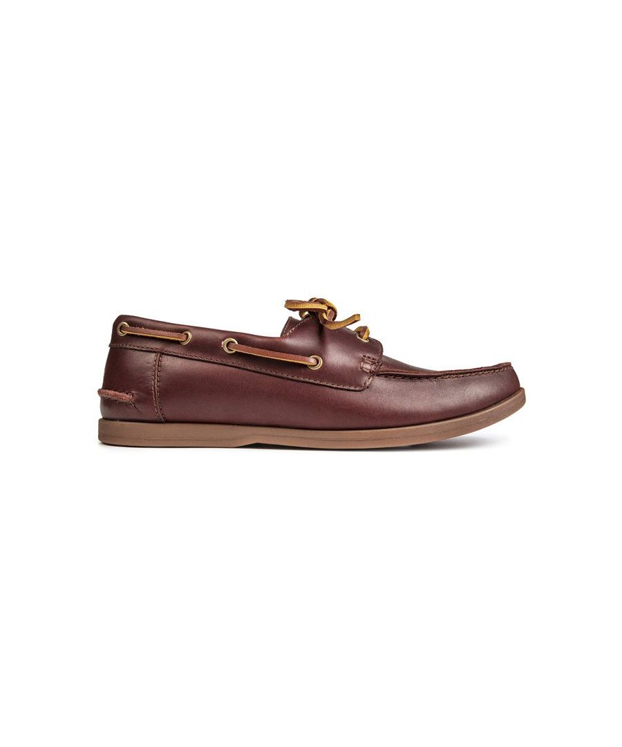 Mens tan Clarks pickwell shoes, manufactured with leather and a rubber sole. Featuring: premium leather upper, branding on the insole, cushioned insole, lightweight and textured outsole.