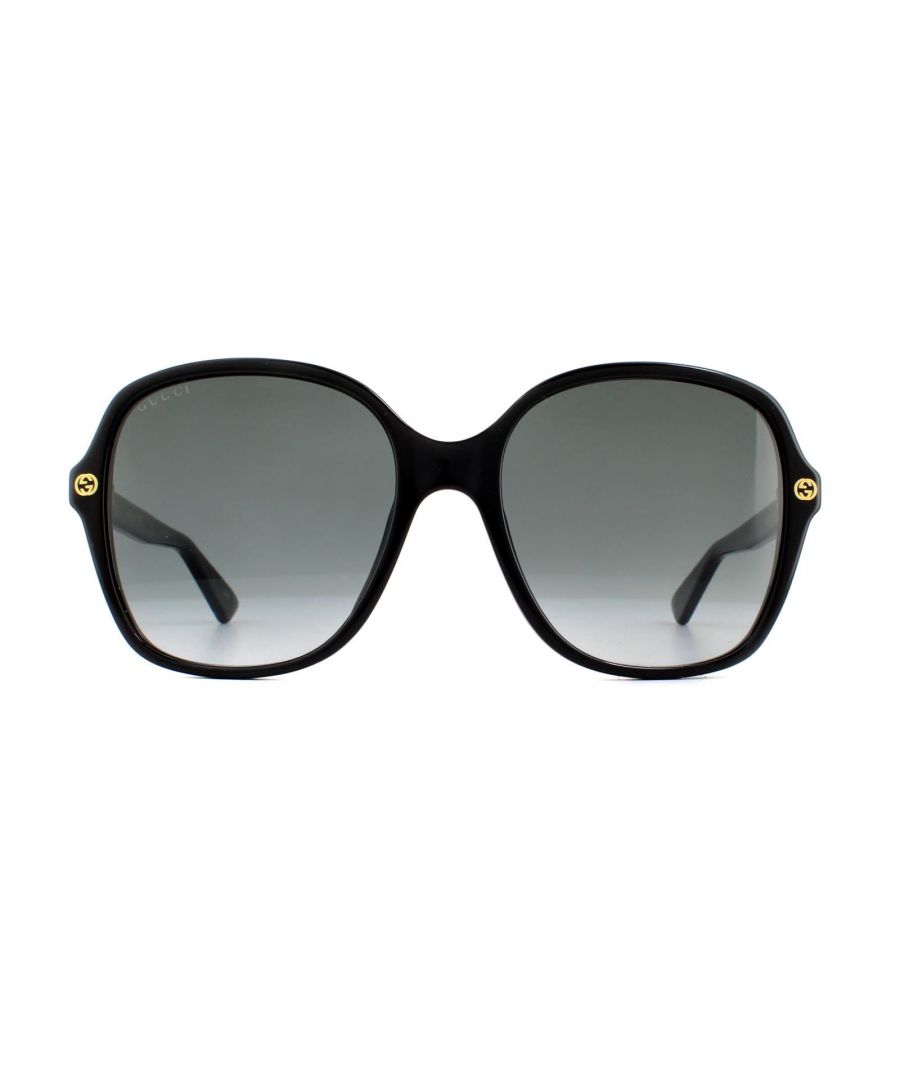 Gucci zonnebrillen GG0092S 001 Zwart grijze gradiënt zijn een eenvoudig en verfijnd vierkante ontwerp. Hun veelzijdigheid zorgt voor een gemakkelijk te dragen frame dat past bij elke garderobe of gelegenheid. De oversized lenzen zijn chic en het in elkaar grijpende Gucci GG -logo is te vinden op het frame -front.