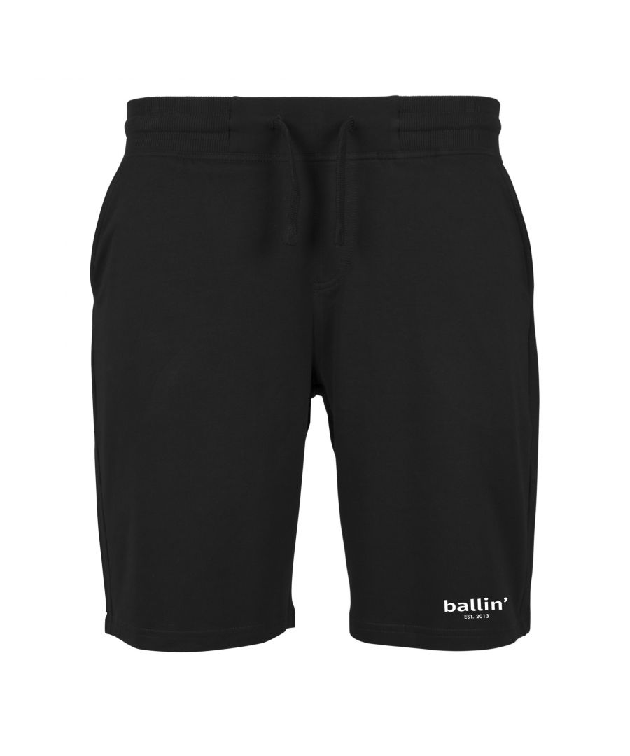 Heren joggingshort van het merk Ballin Est. 2013. De joggingshort van Ballin Est. 2013 is gemaakt van hoogwaardig katoen en elastaan, en heeft een normale pasvorm. Het zachte katoen zorgt voor een heerlijk draagcomfort.  Modelnaam: Small Logo Jogging ShortCategorie: heren joggingshortMaterialen: katoen, elastaanKleur: zwart