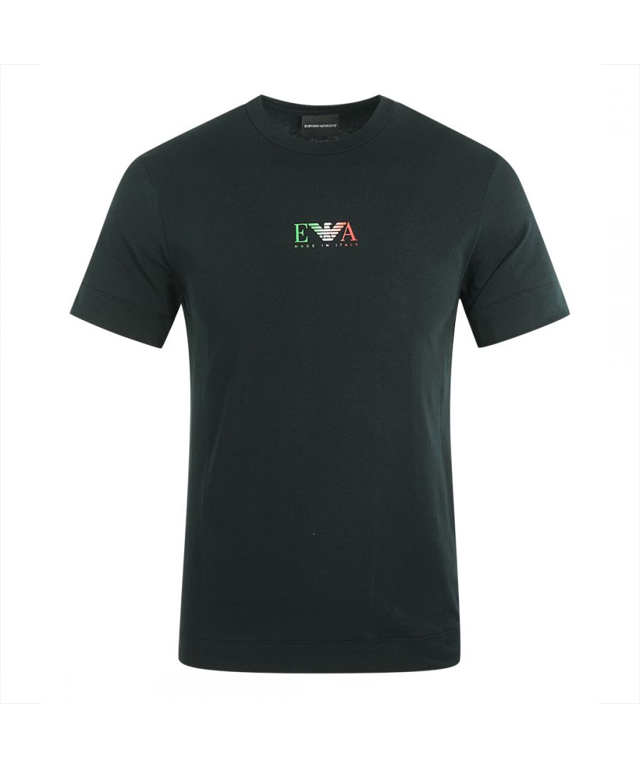Emporio Armani EA Italiaans vlaglogo zwart T-shirt. Emporio Armani zwart T-shirt met korte mouwen. Logo-ontwerp op de voorkant van het T-stuk. 94% katoen, 6% elastaan. Gemaakt in Italië. Stijl: 6H1T71 1J11Z 0999