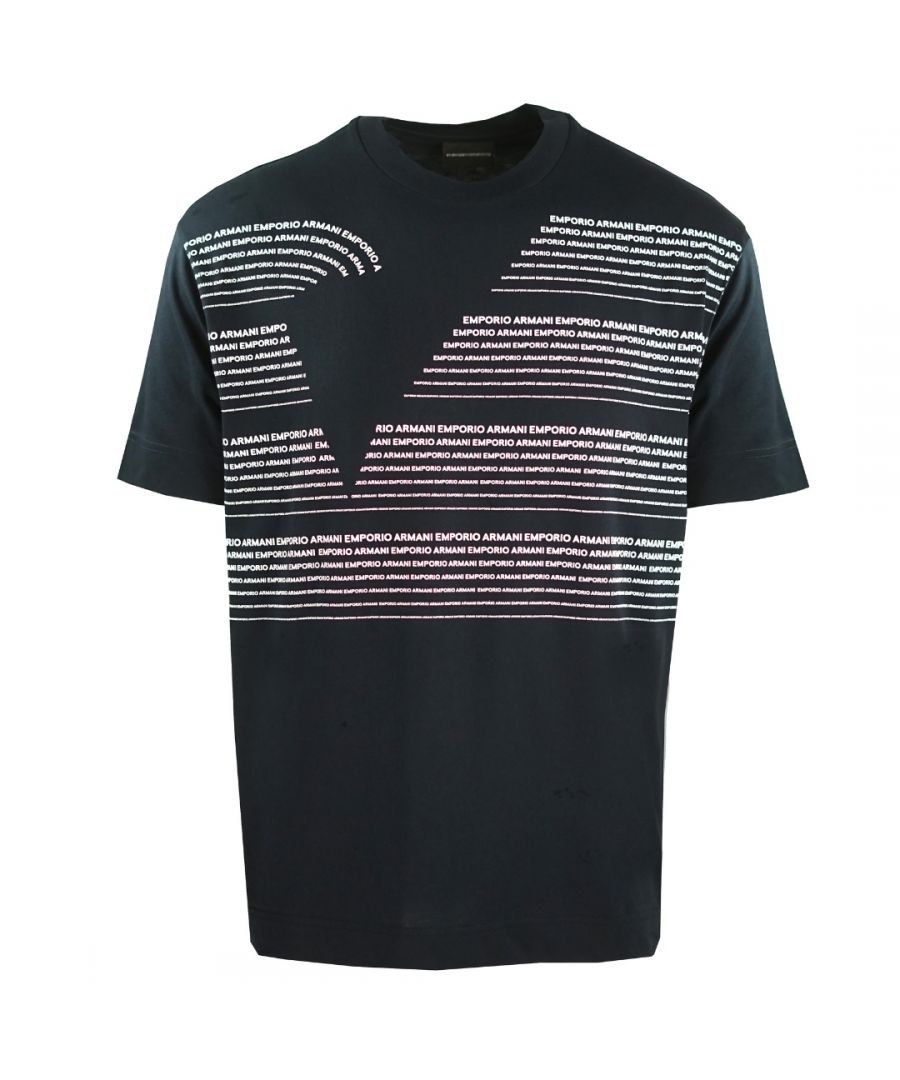 Emporio Armani Navy T-shirt met grote letters en logo. Emporio Armani marineblauw T-shirt met korte mouwen. Logo-ontwerp op de voorkant van het T-stuk. 100% katoen. Emporio Armani zichtbare branding. Stijl: 6H1T97 1JRKZ 0920
