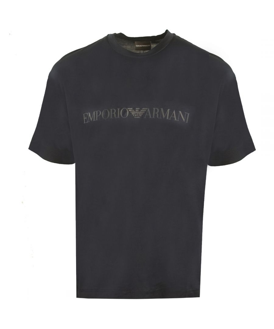 Emporio Armani marineblauw T-shirt met EA adelaarslogo. Emporio Armani marineblauw T-shirt met korte mouwen. Logo op de voorkant van het T-shirt. 70% lyocell, 30% katoen. Zichtbare Emporio Armani-logo's. Stijl: 6H1TH0 1JBVZ 0920
