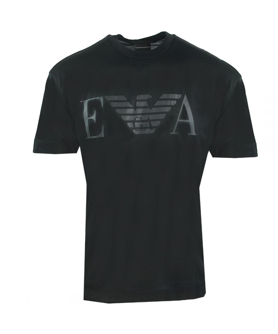 Emporio Armani zwart T-shirt met EA adelaarslogo Emporio Armani zwart T-shirt met korte mouwen. Logo op de voorkant van het T-shirt. 70% lyocell, 30% katoen. Zichtbare Emporio Armani-logo's. Stijl: 6H1TH0 1JBVZ 0999