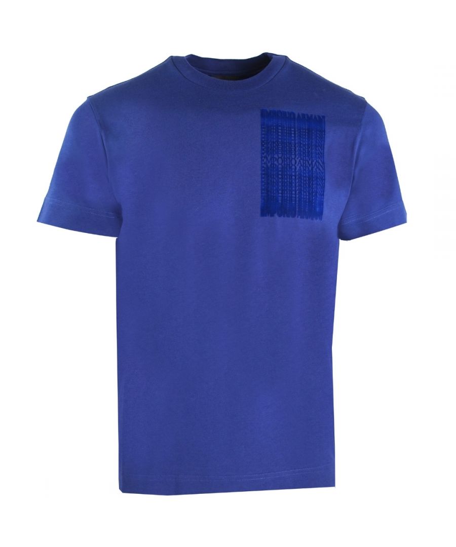 Emporio Armani blauw T-shirt met herhalend logo. Emporio Armani blauw T-shirt met korte mouwen. Logo-ontwerp rond de kraag. 100% katoen. Zichtbare Emporio Armani-logo's. Stijl: 6H1TM8 1JRKZ 0974