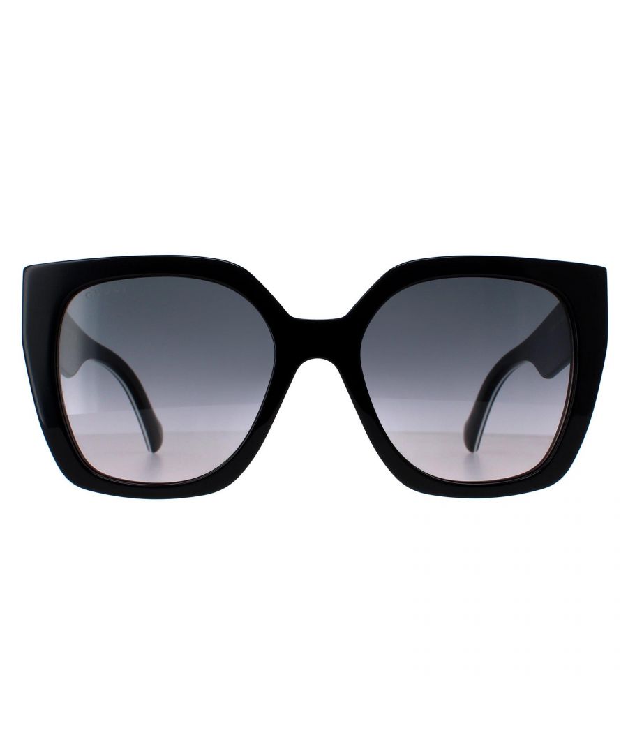 Gucci GG1300S 004 zwart grijs gradiÃ«nt zonnebril is een gedurfde en verfijnde accessoire dat luxe en stijl uitstraalt. Deze zonnebril heeft een klassieke vierkante vorm met een acetaat montuur en het iconische GG logo op de slapen. Of je nu naar het strand gaat of naar de stad, deze zonnebril is het perfecte accessoire om elke look af te maken.