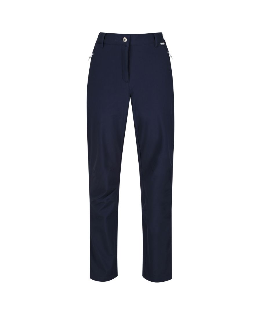 De Geo Softshell XPT II-broek voor vrouwen heeft een ademend, windbestendig membraan met een DWR (Durable Water Repellent)-afwerking voor maximaal comfort op veeleisende dagen.. Ze houden douches en stormen tegen en houden u warm terwijl ze een uitstekende mobiliteit mogelijk maken.. Verpakt met handige zakken en gedeeltelijk elastiek in de taille voor comfort tijdens het bewegen, hebben ze bewezen een best verkopende prestatiebroek te zijn, jaar na jaar.. Beenlengte - 31ins. Regatta Damesmaat (taille ca.): 6 (23in/58cm), 8 (25in/63cm), 10 (27in/68cm), 12 (29in/74cm), 14 (31in/79cm), 16 (33in/84cm), 18 (36in/91cm), 20 (38in/96cm), 22 (41in/104cm), 24 (43in/109cm), 26 (45in/114cm), 28 (47in/119cm), 30 (49in/124cm), 32 (51in/129cm), 34 (53in/135cm), 36 (55in/140cm). 4% Elastane, 96% Polyester.