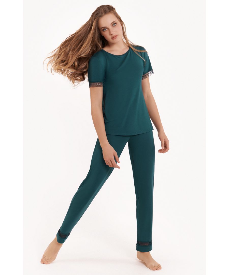 These feminine pyjamas from the Lisca 'Helen' range are made from comfortable and soft jersey microfibre fabric which is pleasant to the touch and flows gently. This set features a short sleeve top and long bottoms