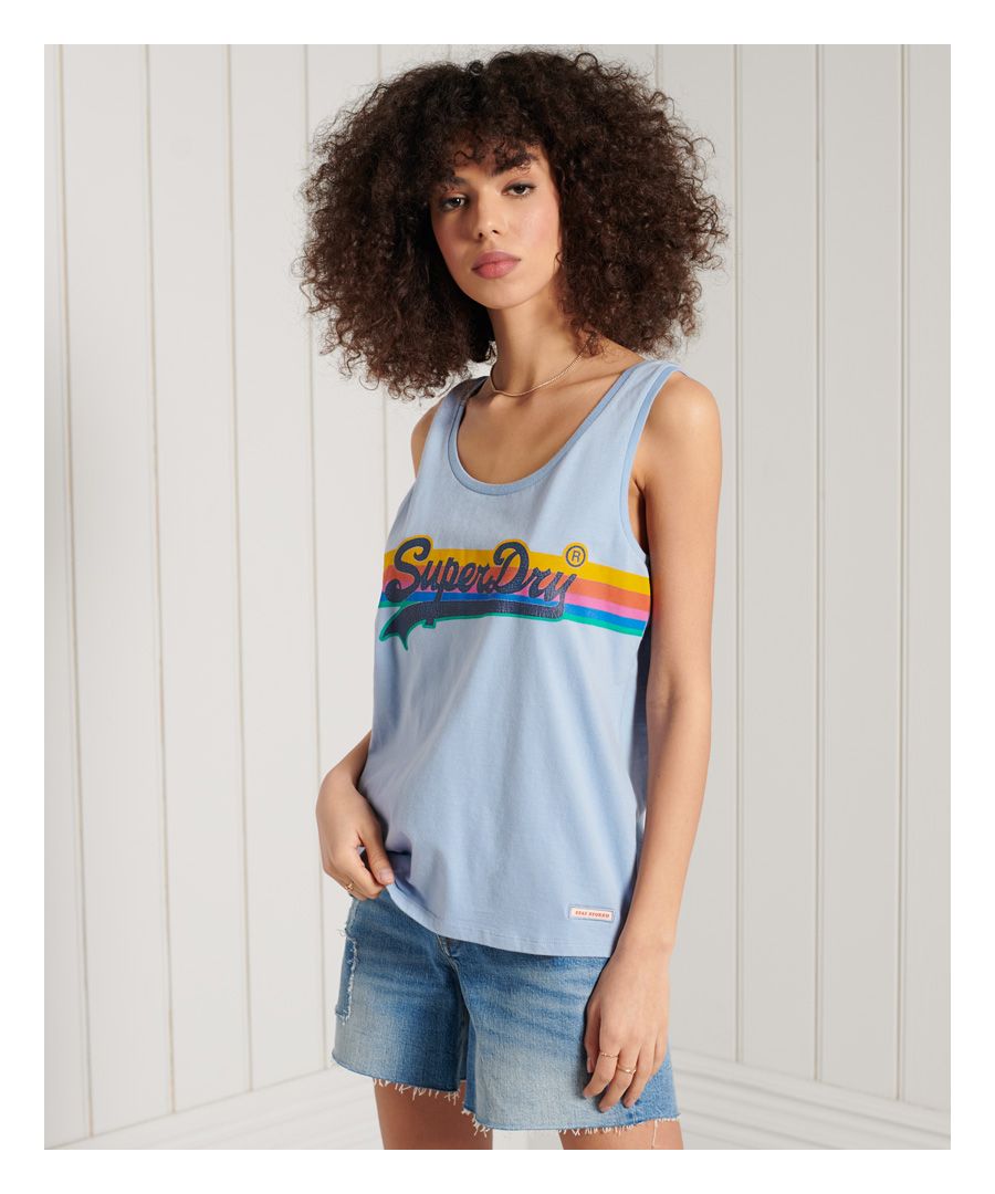 Update your vest collection with the Vintage Logo Cali vest, designed with a retro print that's sure to give you a blast from the past.No sleevesScoop necklineCracked effect printed graphicSignature logo tab