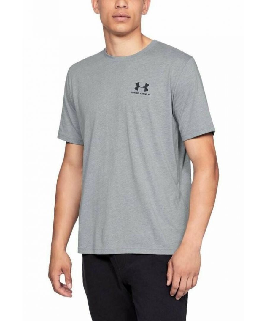 UA Mens Sportstyle Left Chest Short Sleeve T Shirt is constructed with Charged Cotton which has the comfort of cotton but dries much faster. The Charged cotton works endlessly to wick sweat and excess moisture as it's produced then transfers it to the outer layers of the fabric where it can be easily evaporated. This process ensures you stay cool, dry and comfortable during intense exercise. In addition, a fuller cut offers complete comfort provides superb coverage without restricting your range of motion.