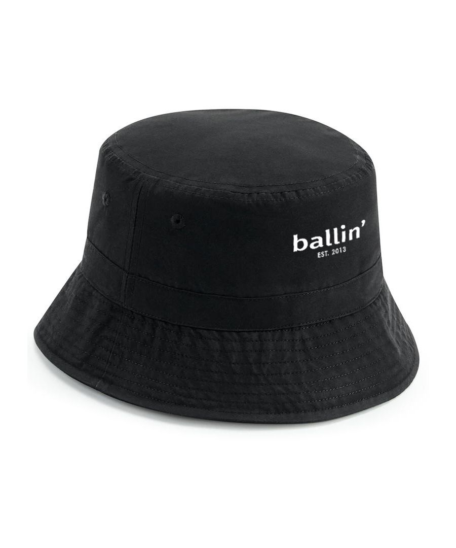 Bucket Hat van het merk Ballin Est. 2013. De Bucket Hat is gemaakt van hoogwaardig polyester, en heeft een normale pasvorm. De maat is 60cm, en kan met een aantrekkoord nog kleiner worden gemaakt.  Modelnaam: Bucket HatCategorie: heren petMaterialen: polyesterKleur: zwart