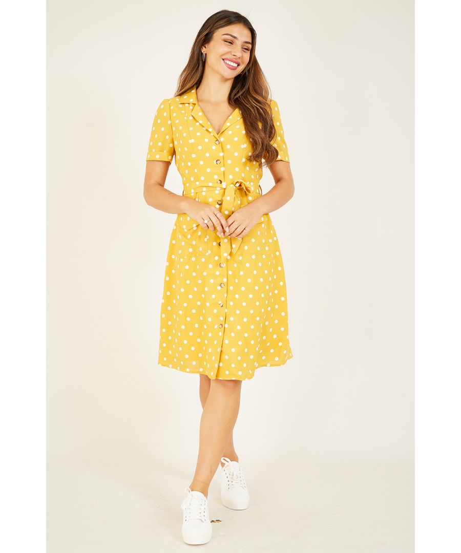 With a subtle nod to the 60s, our Yumi Spotted Shirt Dress is the perfect retro piece. Featuring a classic shape - relaxed yet tapered at the waist - it shows off a tie and button front. Complete with pockets and a soft-touch finish, wear with trainers for the ultimate weekend go-to.