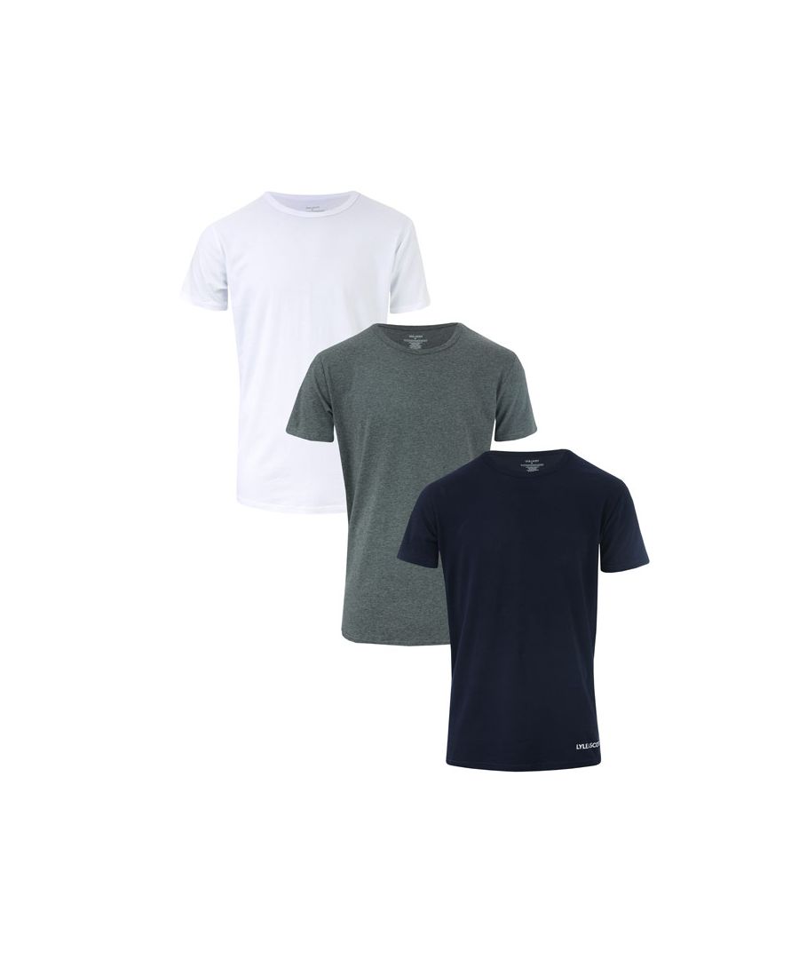 Zwarte en grijze Lyle And Scott Ellijah Lounge-T-shirts voor heren, set van 3.<br /><br />- Ronde halslijn.<br />- Korte mouwen.<br />- Een zwart T-shirt, een grijs T-shirt en een wit T-shirt.<br />- Stof met stretch.<br />Lyle en Scott naar de zoom.<br />- 95% katoen, 5% elastaan. Machinewasbaar.<br />- Ref: ELLIJAH9336