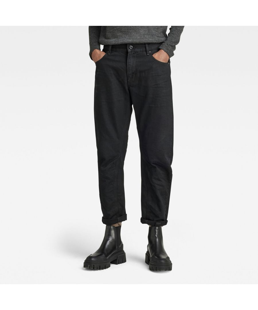 Slightly dropped crotch. Regular at the hips, roomy around the thigh, tapered towards the ankle. 5 pockets. 3D design -Inner leg panels, shaping darts at the inner knee. Zip fly. Choose your usual jeans size for a real boyfriend look or one size down to wear it higher and tighter on your hips. Zip & button closure. Low waist. Building onto its innovative spirit, G-Star RAW collaborated with Artistic Milliners and Archroma to bring to the market the most sustainable black denim fabric. This black denim is designed for circularity with chemistry that presents 0 risk for people and planet. It is a black denim fabric certified at Gold level by the Cradle to Cradle Product Innovation Institute. Cradle to Cradle Product Innovation Institute, applies the most rigorous certification standard in the world when it comes to circular product design. Boyfriend