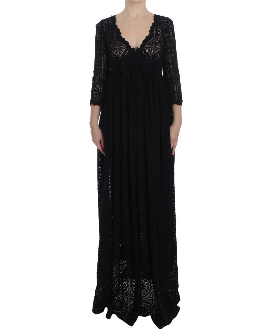 Dolce & ; Gabbana Gorgeous brand new with tags, 100% Authentic DOLCE & ; GABBANA black floral ricamo 3/4 length arms full length dress. Modèle : Full length 3/4 sleeve maxi dress Color : Black Back zipper closure Logo details Made in Italy Material : 95% Cotton, 5% Spandex
