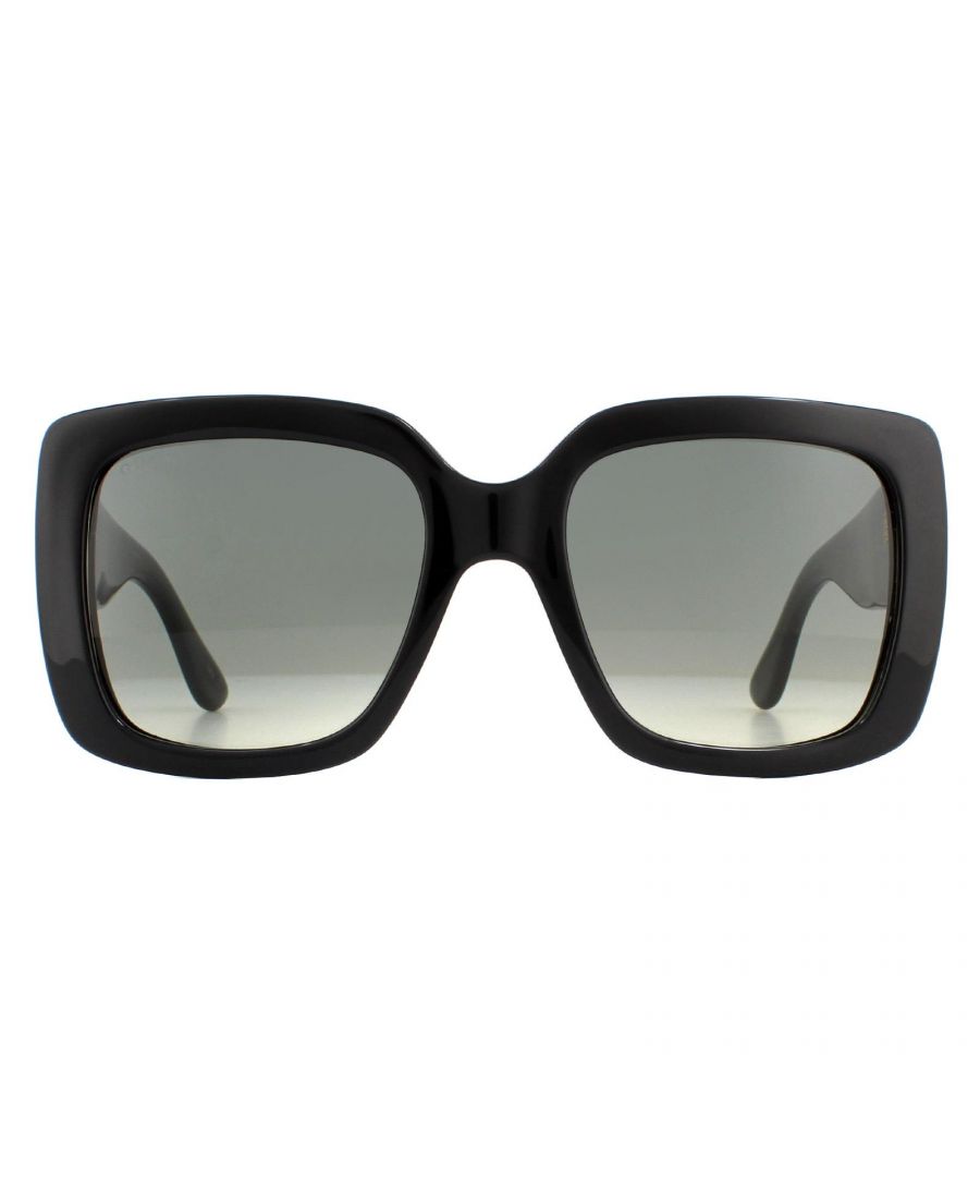 Gucci zonnebrillen GG0141S 001 Black Gray Gradient zijn een chique oversized vierkant design gemaakt van Bold maar lichtgewicht acetaat. De dikke tempels zijn verfraaid met metaalvergrendeling gucci g logo's.