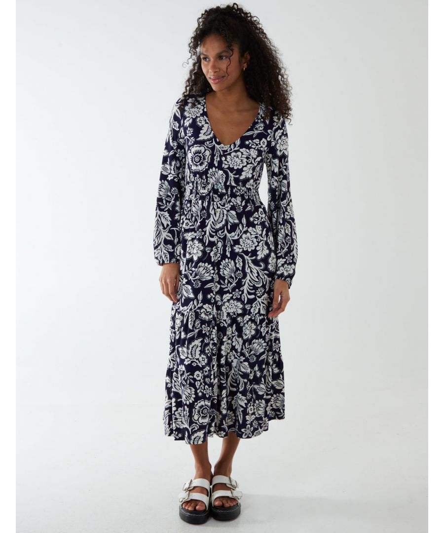 A wardrobe stunner, this wrap maxi dress is perfect when you want to feel comfy. With a special print and oversized fit nothing can go wrong. Accessorize with sandals for off duty look.