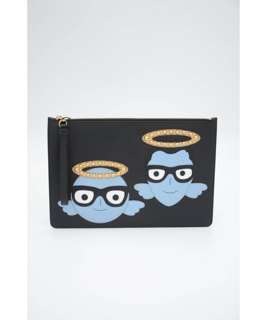 DOLCE & GABBANA Prachtig gloednieuw met labels, 100% Authentiek Dolce &; Gabbana Lederen Pouch in Zwart Leer en Goud-Tone Hardware met Versierde Appliques. Model: Pouch portemonnee Materiaal: 100% Leer Kleur: Zwart Ritssluiting Logo details Made in Italy Afmetingen: 30cm x 21cm x 1cm