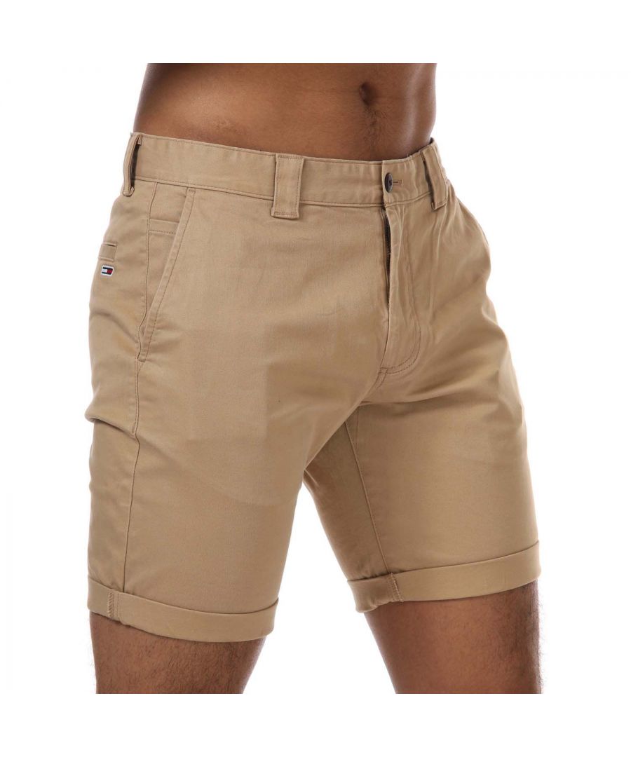 Mens Tommy Hilfiger Chino Shorts in beige.- Button and zip fastening.- Two front angled pockets.- Practical belt loops to waist.- Tommy Hilfiger flag embroidery at back pocket.- Tommy Hilfiger branding.- Regular fit.- 98% Cotton  2% Elastane.- Ref: DM0DM11076RBL