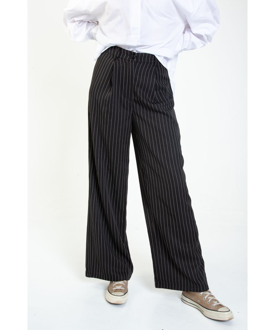 Terzake. Met een recht, oversized silhouet en een hoge taille met een verborgen rits- en knoopsluiting, riemlussen en zakdetails in een all-over stof met krijtstreeppatroon, zullen alle ogen op jou gericht zijn. Om je ensemble naar een hoger niveau te tillen, combineer je het met een wit formeel overhemd, hakken en een minitas.