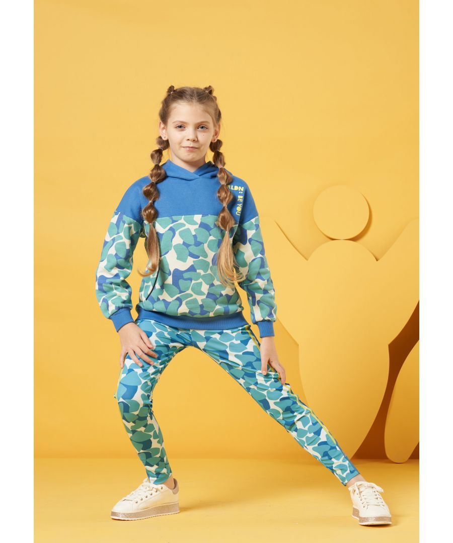 It’s all about power prints right now. Add these print sports leggings to your workout wardrobe. Super comfy elastic waistband and sporty side stripes. Wear with the matching Lara hoodie and trainers to complement.  Model wears 10y  she is 9 years old and 140cm tall.  Angel & Rocket cares - made with recycled polyester  Colour: Blue  About me: 96% Polyester 4% elastane  Look after me – Think planet  wash at 30c