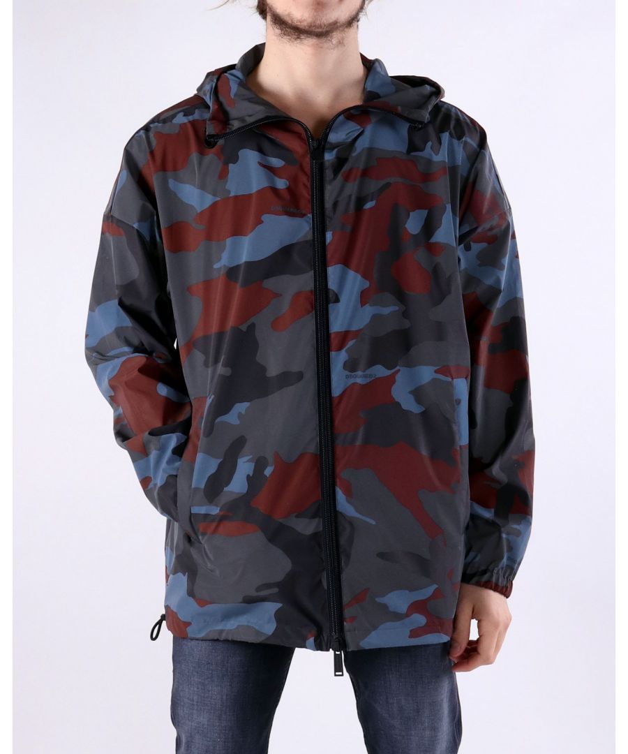 Veste à capuche Dsquared2 ; couleur grise, rouge et bleu clair en texture camouflage, poche avant et fermeture éclair. Fabriqué en Italie