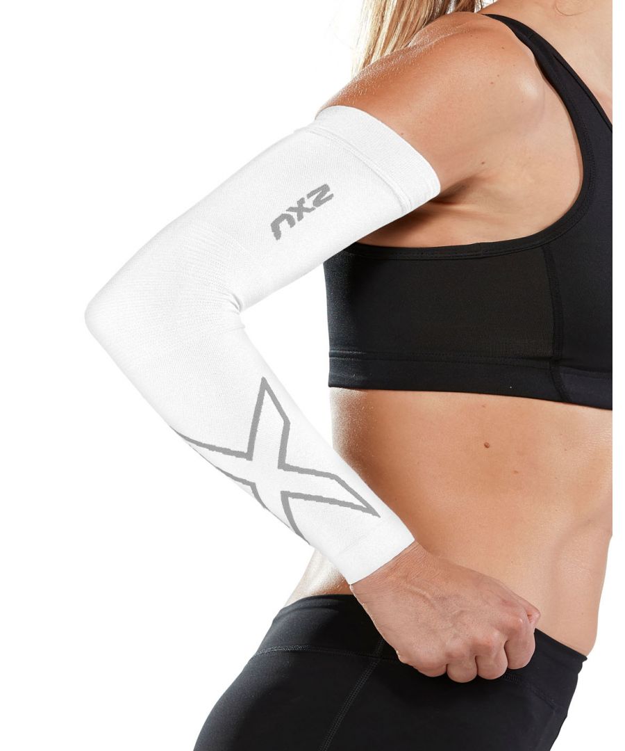 The Flex Compression Arm Sleeves are a versatile alternative to a long-sleeve compression top, utilising seamless construction for comfort and a flexible articulated elbow zone for greater freedom of movement.