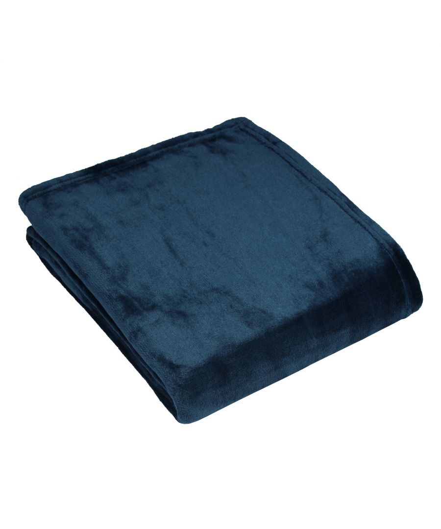 For cosy evenings, the harlow throw throw is a perfect choice. In a range of rich colours you'll have plently to choose from to suit any home whether you're giving it as a gift or to dress up your own interior. Created with heavyweight fleece fabric this throw is perfect for wrapping yourself up in during colder months and is wonderfully soft.