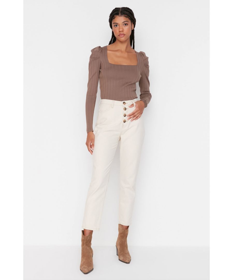 In deze collectie worden materialen gebruikt die zijn verkregen uit duurzamere bronnen. Modelafmetingen: Hoogte: 1.76, Borstomvang: 84 Taille: 60, Heupen: 89 Het product op de etalagepop is maat S/36.100% biologisch katoen, geweven stof Knoopsluiting, voorkant dichtgeknoopt, hoge taille, moeder Binnenlengte: 68 cm