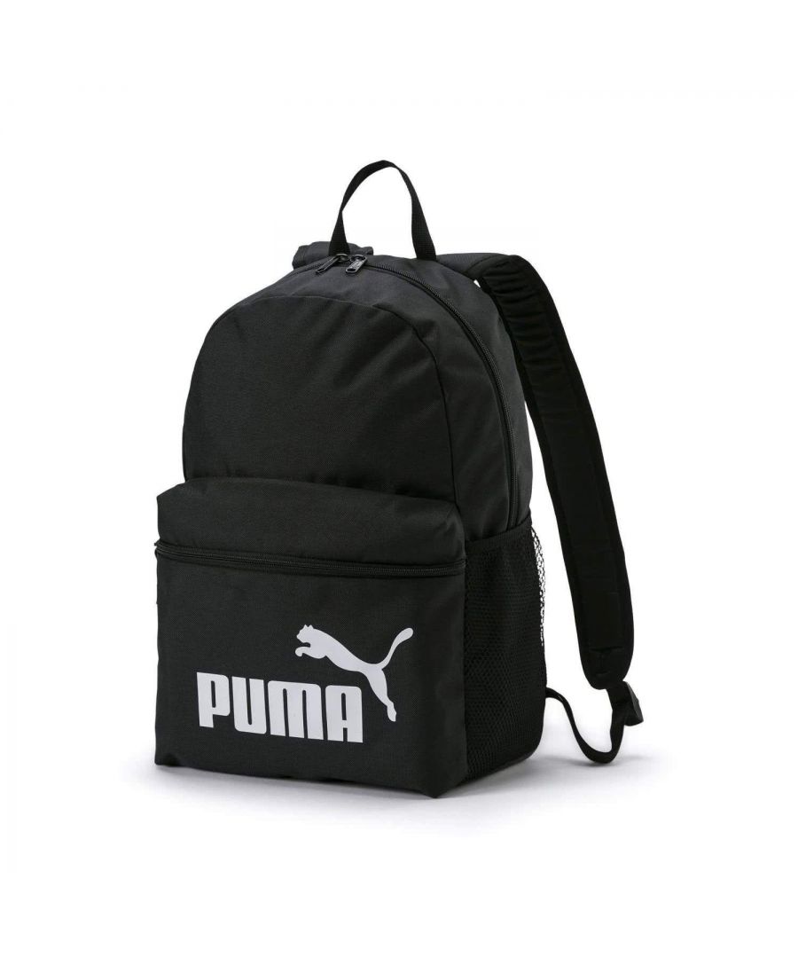 Sportief en eenvoudig van uiterlijk. de Puma Classic Backpack is een praktische en veelzijdige rugzak met mesh flessenhouder aan de zijkant. voorvak met het grote iconische logo en verstelbare schouderbanden.