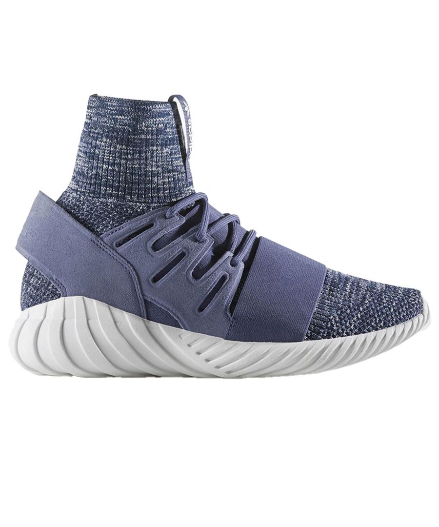 With its compelling foot-hugging, sock-like shape, and tonal colors, the Adidas Tubular Doom Primeknit provides a warm environment for the feet.