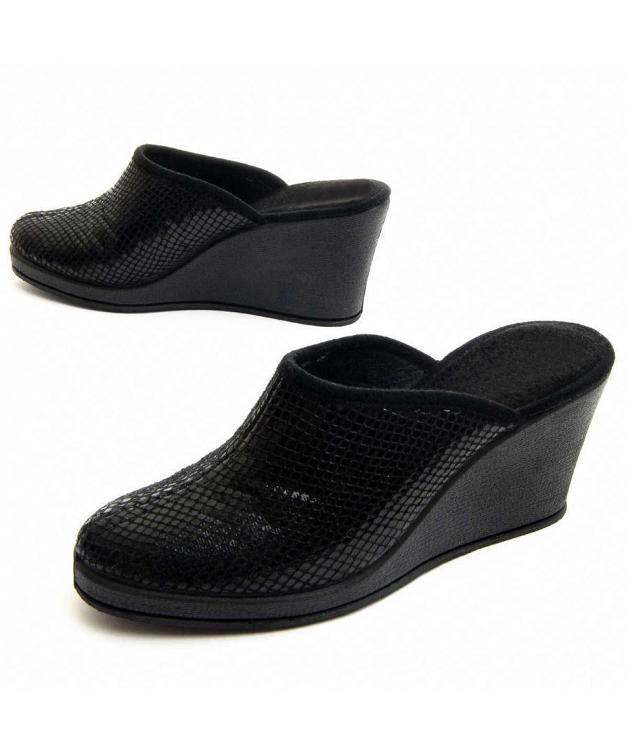 Sports for girl. Cordon closure. Padded template. Reinforced sewing. Previous and posterior buttress. Non -slip floor.