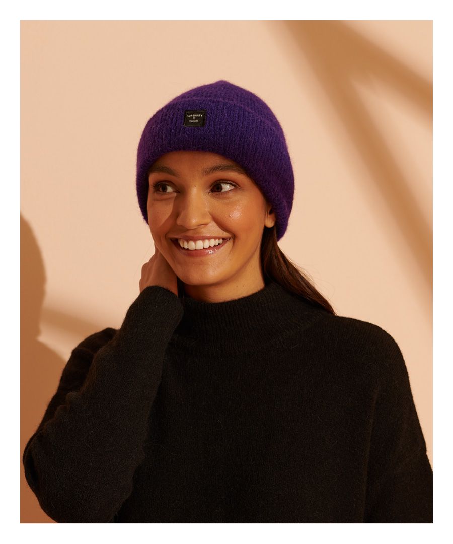 Made with a blend of Wool and Alpaca Wool, this Super Lux Beanie is guaranteed to keep you warm this season.Roll up hemSignature logo badgeAlpaca and Wool Blend