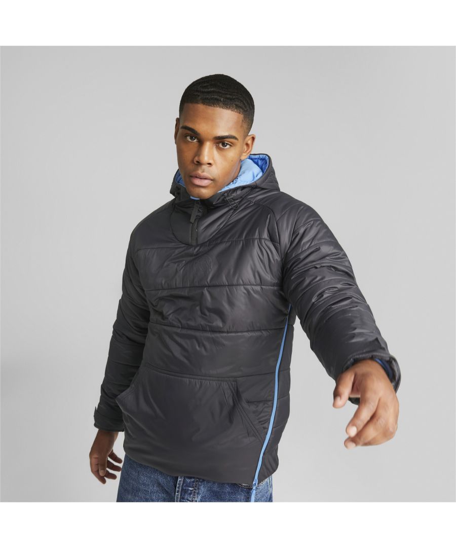 PRODUCT STORY Cityzens, head to the Etihad in the colours of Manchester City F.C., even on the coldest days, with this reversible half-zip jacket. One side features a replica of the 22/23 season home jersey – in the authentic ULTRAWEAVE fabric – while the other is more toned-down for the city. FEATURES & BENEFITS : ULTRAWEAVE: Ultra-light, engineered fabric with a structured, 4-way stretch that reduces weight and friction. Built for athletes looking to increase speed and strength warmCELL: Breathable cold weather technology designed to trap heat close to your body and keep you warm windCELL: Technology designed to protect against the wind and keep you comfortable Made with at least 50% recycled material as a step toward a better future DETAILS : Relaxed fit Water repellent Reversible Elasticated hood drawstrings Half-zip closure Zip side pockets Official club crest on the chest