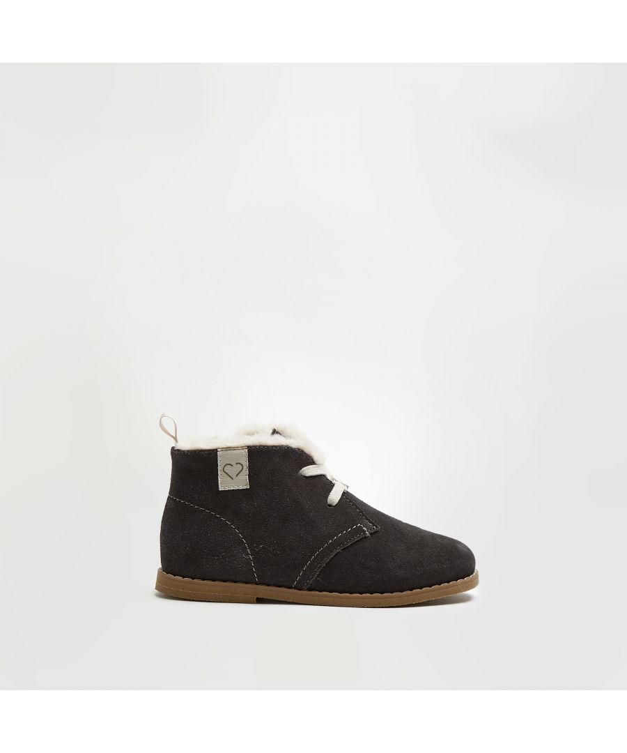 > Brand: River Island> Department: Girls> Colour: Brown> Type: Boot> Style: Bootie> Material Composition: Upper: Suede, Sole: Rubber> Upper Material: Suede> Occasion: Casual> Shoe Width: Standard> Closure: Lace Up> Shoe Shaft Style: High Top> Toe Shape: Open Toe> Season: AW21