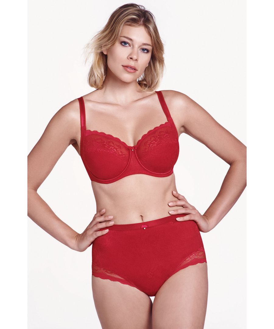 This underwired non-padded bra from the Lisca 'Evelyn' range has a thin breast seam, while the cut ensures a great fit. The front of the bra is made from elastic lace, while the upper part of each cup is discreetly transparent for an even more attractive cleavage. The straps are adjustable for ideal support. In larger sizes both the straps and the fastening band are wider.