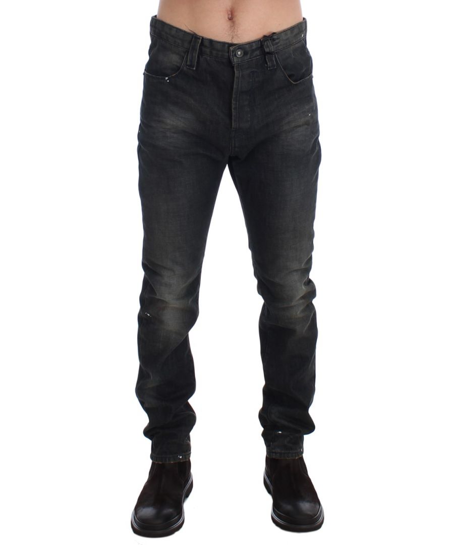 Costume National C’N’C Absolument époustouflant, 100% authentique, neuf avec ses étiquettes Costume National C’N’C jean en coton denim gris à coupe étroite Couleur : Gris délavé Coupe : Slim fit Deux poches avant et deux poches arrière Fermeture par braguette à boutons Détails du logo Fabriqué en Italie Matériau : 97% coton, 3% acrylique