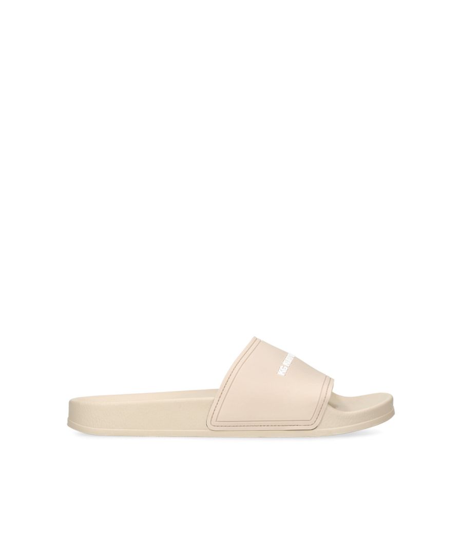 The Ibiza sliders feature a wide rubber strap which is embossed with branding whilst the beige sole is curved for daytime comfort.