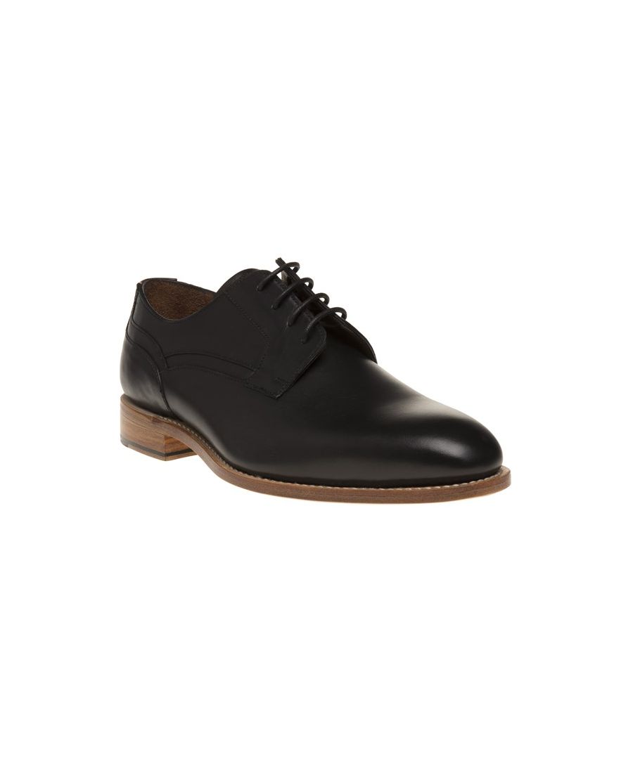 Goodyear paspelschoenen voor heren van SOLE. Stijl Gaspar is volledig leer gevoerd en wordt geleverd met een leren zool met kwaliteitsdetails.
