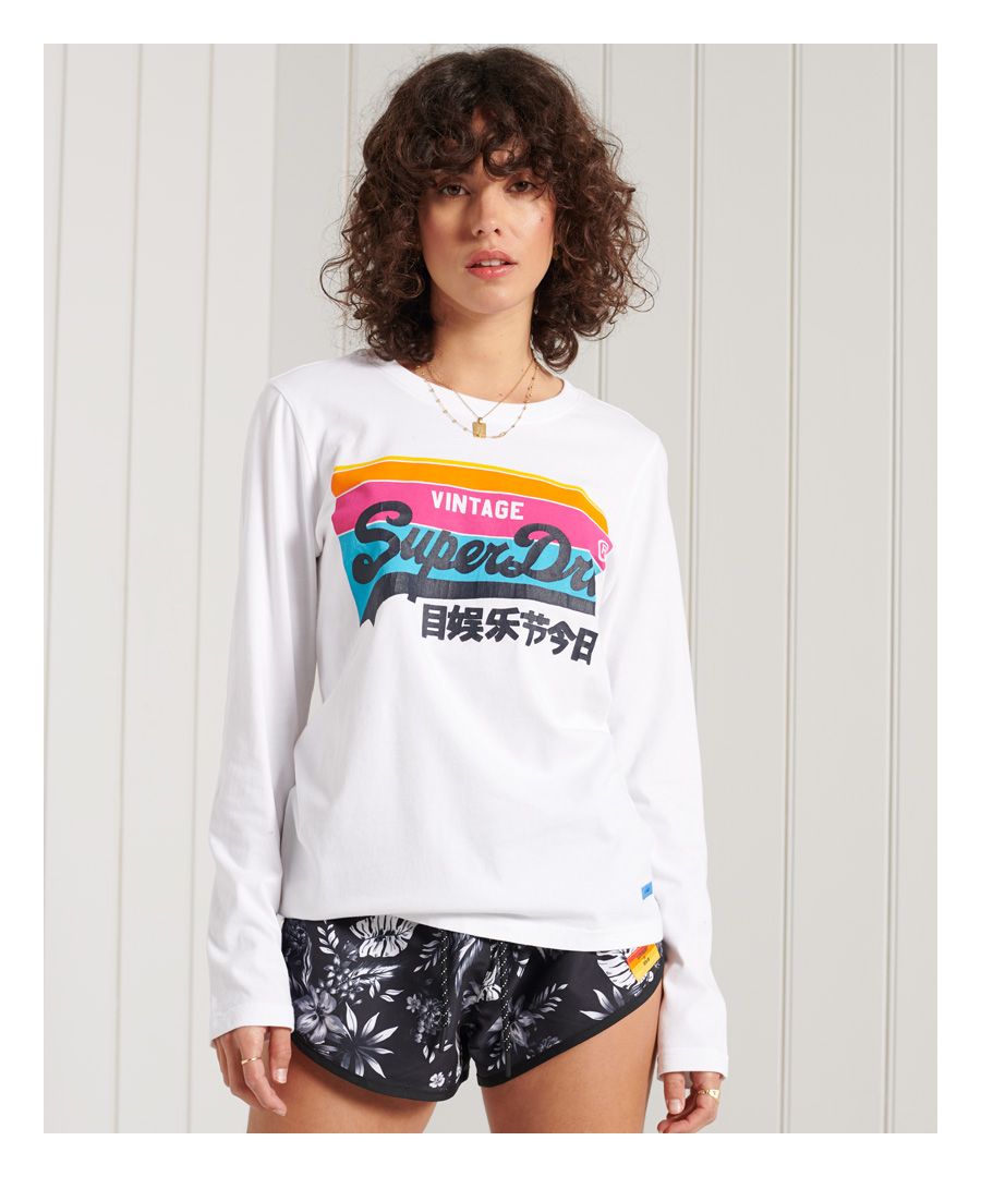 Add some colour to your wardrobe this season with the Vintage Logo Cali Long Sleeve Top, designed with a bold graphic.Slim fit – designed to fit closer to the body for a more tailored lookCrew necklineLong sleevesPrinted graphicCracked effect printSignature logo patch