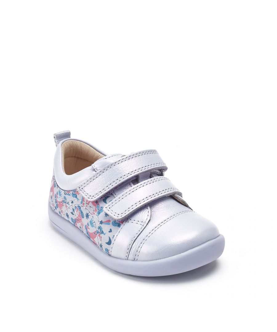 Unicorn dreams are made of these! These funky pastel blue iridescent first steps shoes have leather linings to absorb moisture and a removable footbed to achieve a perfect fit. Feet stay extra secure with the adjustable riptape fastening. Unicorn loving girls will simply adore the pink and blue all-over unicorn design.