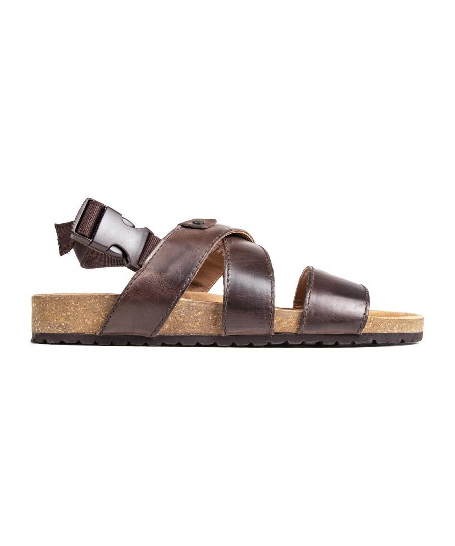 Je krijgt hier niet zomaar een paar sandalen. je krijgt de perfecte mix van verfijnde zomerstijl. comfort en voetbed sandaal. De Base London Holkham-sandaal heeft een voorgevormd voetbed gecombineerd met verstelbare leren bandjes voor de perfecte pasvorm. Deze herensandalen zijn gemaakt voor je luie dagjes uit.