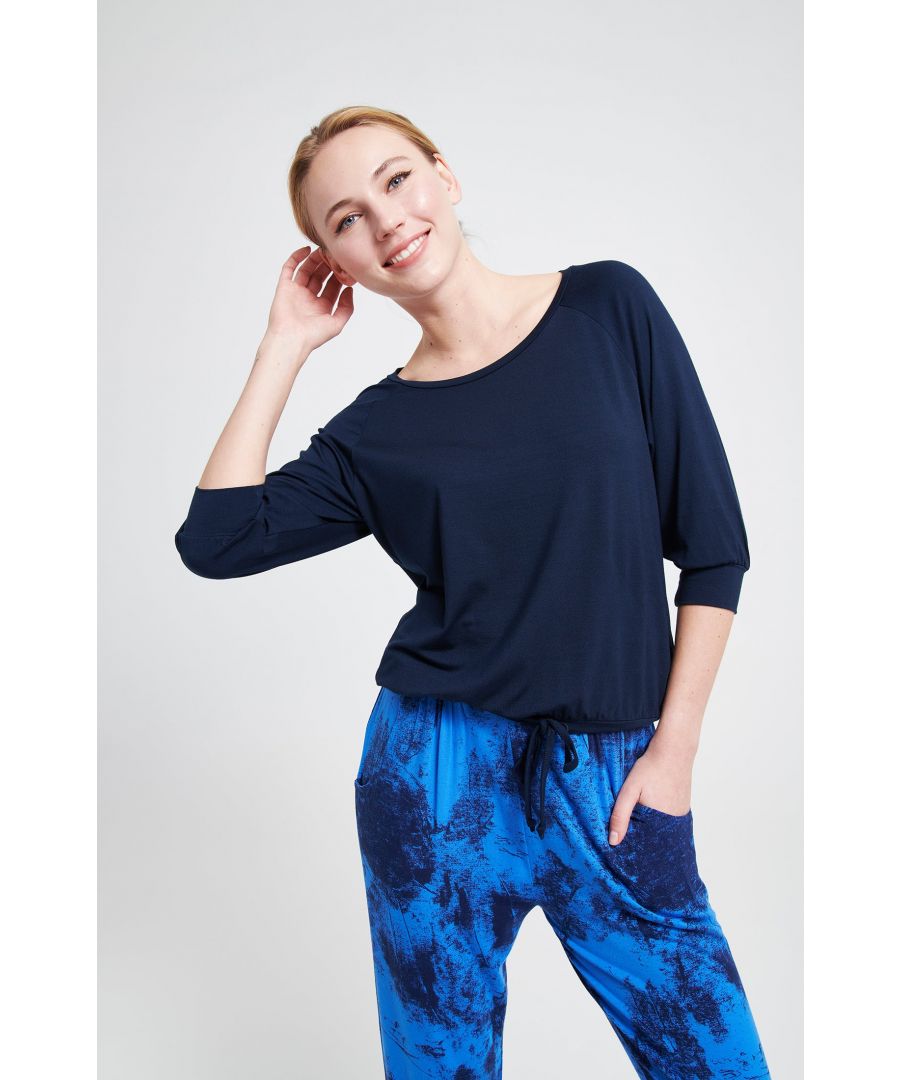 A classic ¾ sleeve tee that ever so gently blousons around your waist, so it's super. The fitted hem, means it won't ride up on your mat.\n\nDesigned for Yoga and Pilates\nMade with 95% Bamboo Viscose, 5% Elastane\n\nUnrivalled softness and great for sensitive skin\n\n\nNaturally sweat-wicking and breathable \n\n\nFrom sustainably managed forests\n\n\nOeko-Tex certified no nasties in the dyeing process\n\n¾ sleeve tee that gently blousons around your waist\nSelf-fabric front tie to shape the semi-fitted hem\nRaglan sleeve flatters a larger bust\nGreat for all sporting activities 