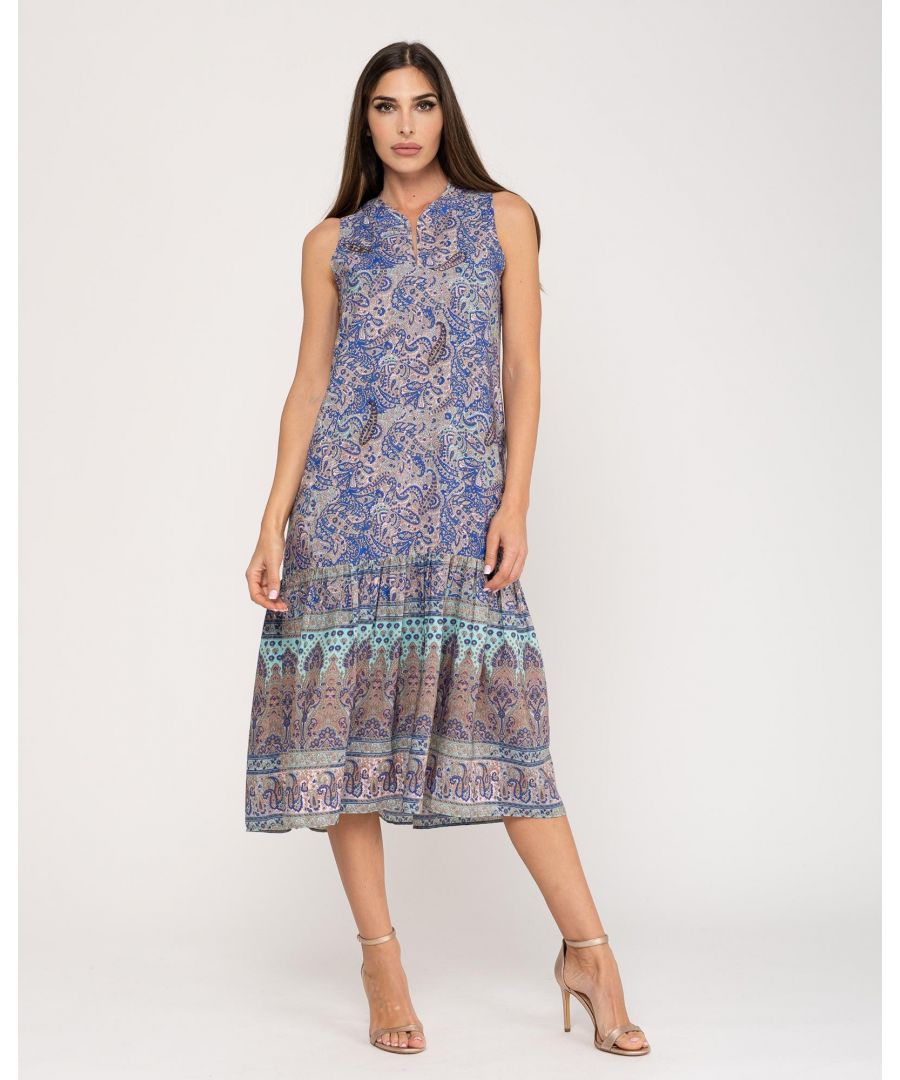 A classic patterned of paisley motifs in a feminine and elegant colour makes our sleeveless midi dress with ruffle detail perfect for this season. The round V-neck and straight cut allow you to appreciate the delicate print. Combine it with a sandals to create a casual look or with heeled wedges for an outing with friends! The model measures 178 cm and wears size 38.