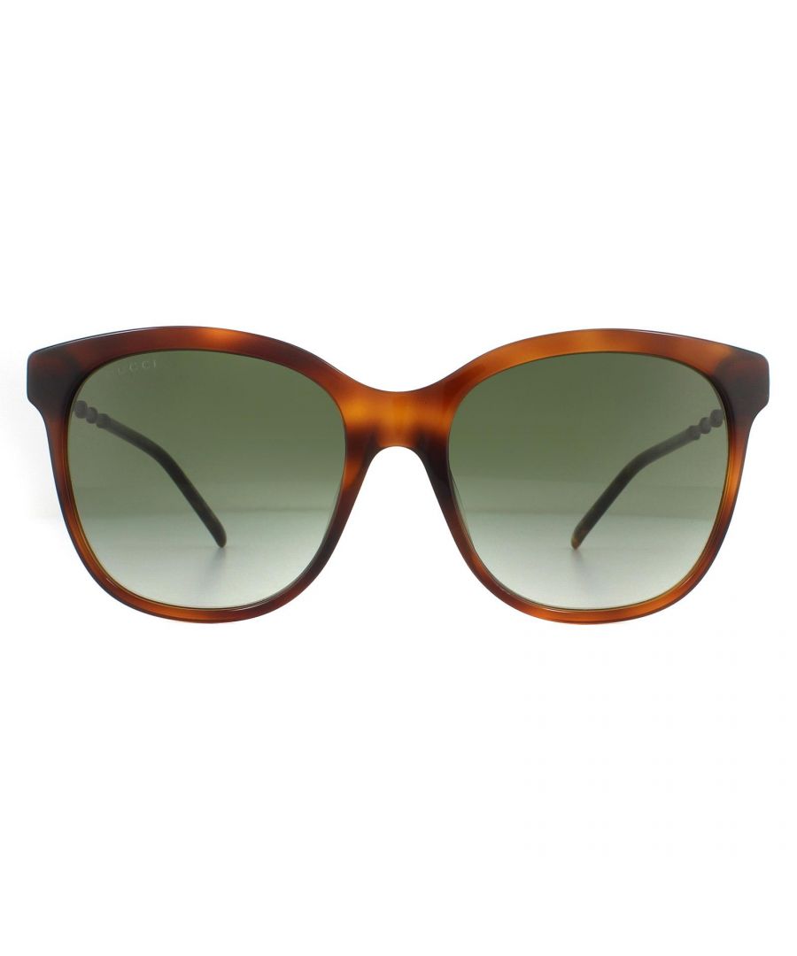 Gucci Zonnebril GG0654S 002 Havana Groen Verloop zijn een stijlvol vierkant gevormd ontwerp voor vrouwen. Deze zonnebril zullen zeker een verklaring afleggen met hun patroon-metalen tempels en iconische in elkaar grijpende GG-logo op de scharnieren.