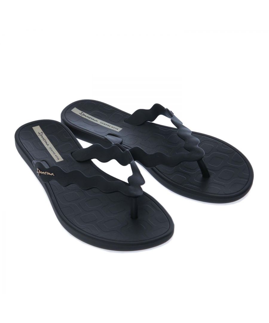 Womens Ipanema Zag Flip Flops in black.- Synthetic upper.- Slip-on design.- Zig Zag effect strap and padded.- Ipanema embossed footbed.- Discreet Ipanema logo upon the strap. - Synthetic upper  lining and sole.- Ref: 2665224502