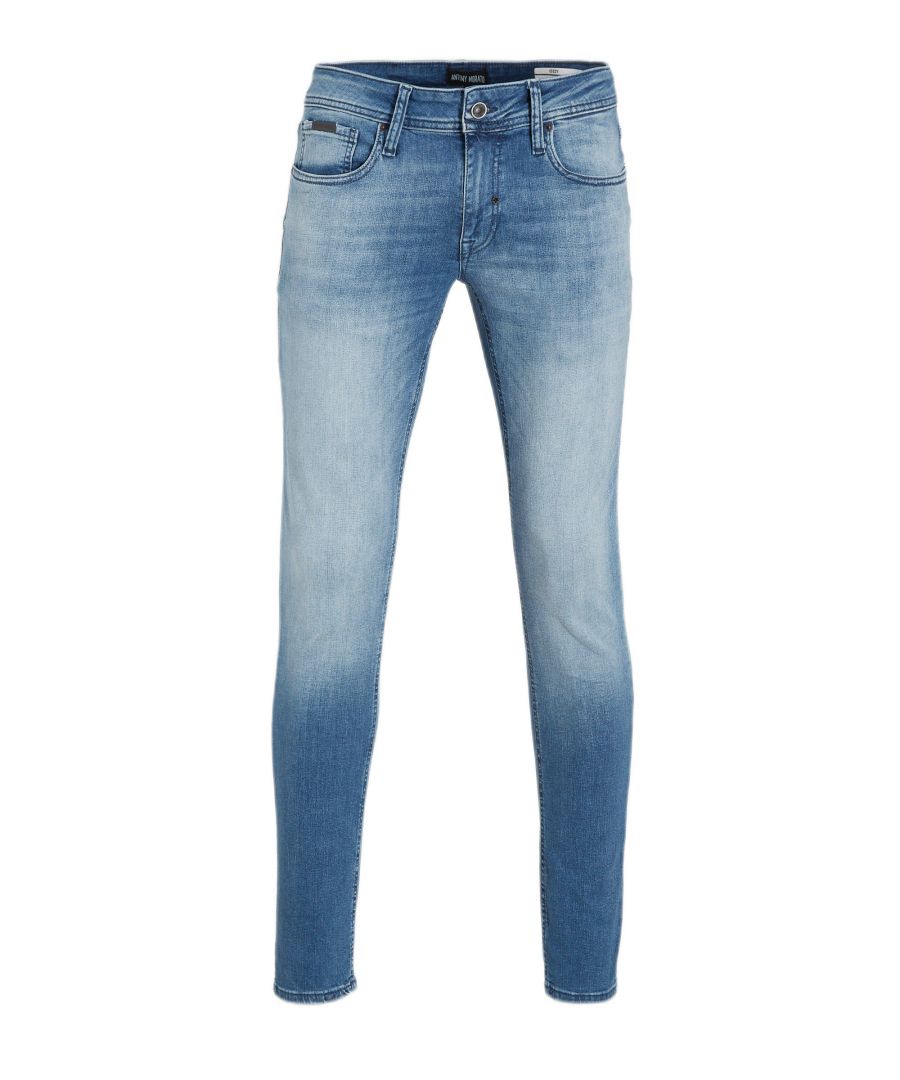 Deze tapered fit jeans voor heren van Antony Morato is gemaakt van stretchdenim. Dit 5-pocket model heeft een rits- en knoopsluiting.details van deze jeans:5-pocket