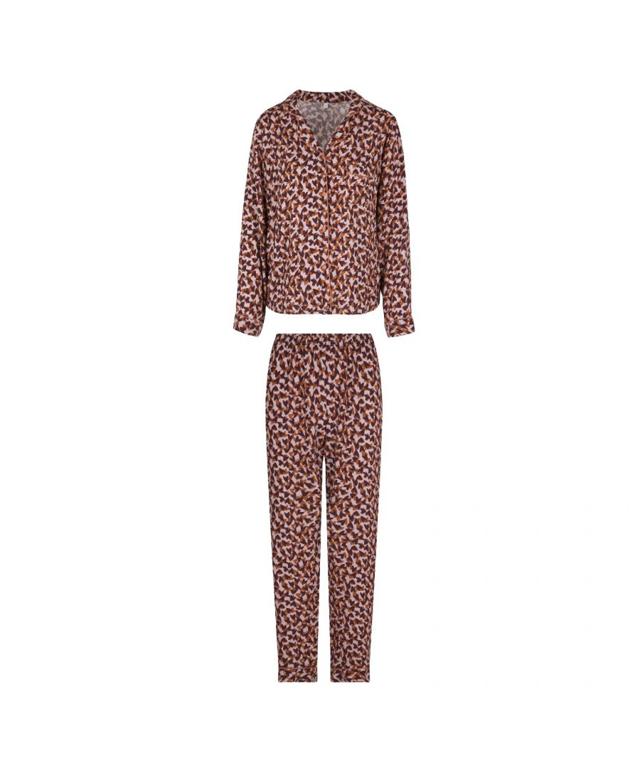 Voel je geliefd in deze hartjes print pyjama set. De set bestaat uit een top met lange mouwen en lange broek in natuurlijk Viscose.