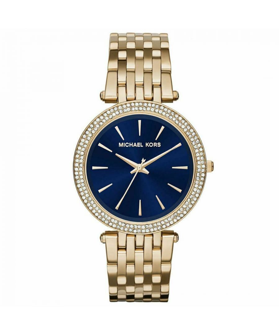 Shop het modieuze Michael Kors horloge voor dames, MK3406 Slechts € 199,99 EAN 0796483189133 met een prachtig ontwerp met goudkleurige PVD-beplating en een met fonkelende steentjes bezette bezel. Het horloge heeft een elegante blauwe wijzerplaat met goudkleurige, staafvormige uurmarkeringen en dunne, goudkleurige wijzers.