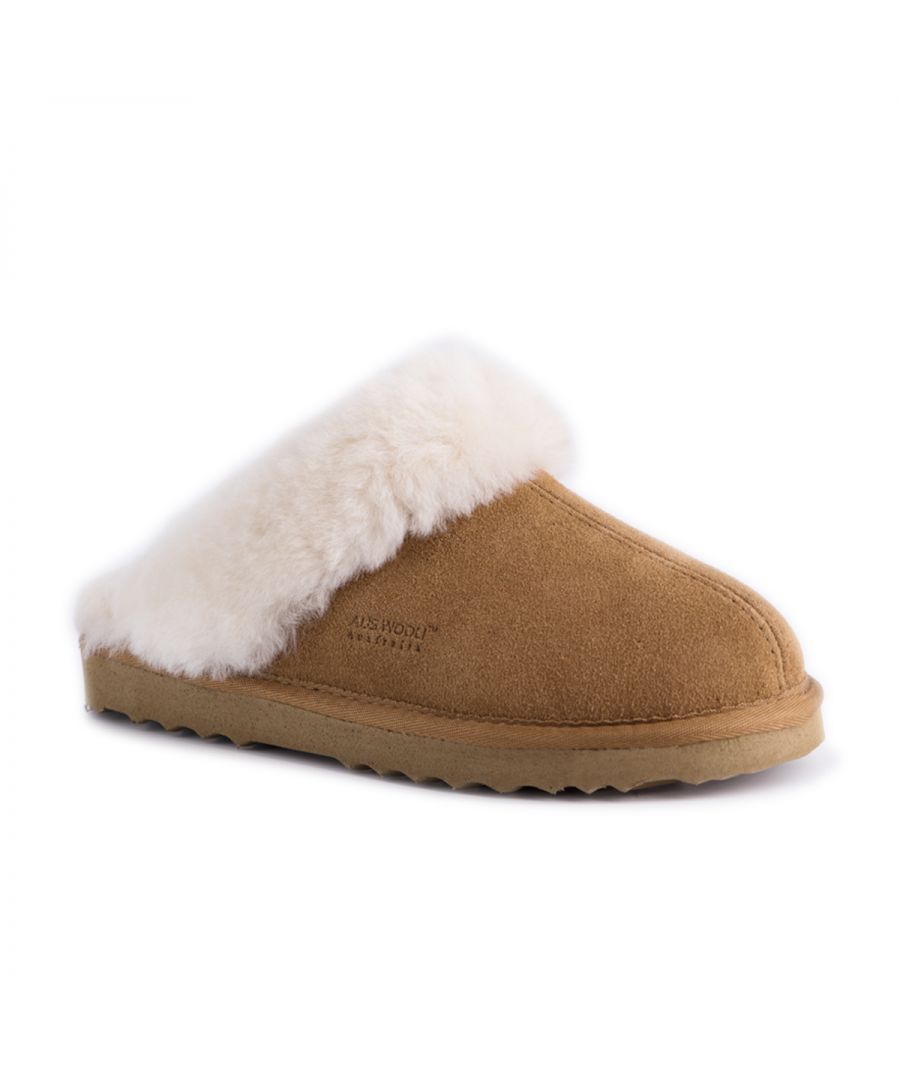 Womens Aus Wooli Sydney Slippers in chestnut.- Slip on.- Sustainably sourced and eco-friendly processed. - Unisex sheepskin slipper.- Soft EVA outsole - extra cushioning and lightweight.- Firm wool pelt for superior warmth.- Soft premium genuine Australian Sheepskin wool lining.- Ref.: SYDNEY